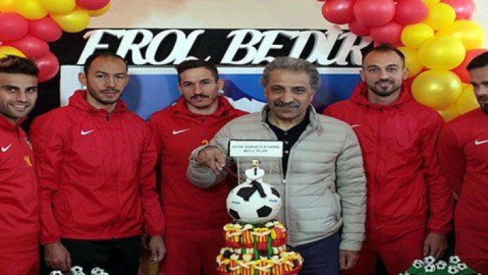 Kayserisporlu futbolcular Başkan Bedir'in doğum gününü kutladı