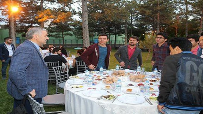 Başkan Çelik, yabancı uyruklu öğrencilerle iftar yaptı