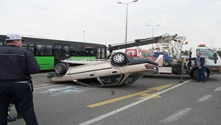 Pikaba çarpan otomobil takla attı: 3 yaralı