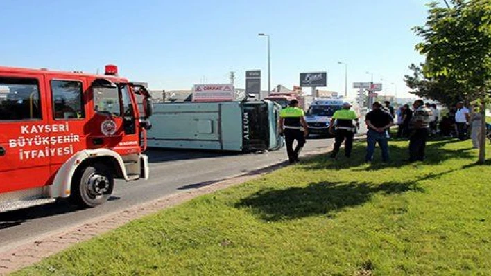 Suriyeli işçileri taşıyan minibüs devrildi: 3 yaralı