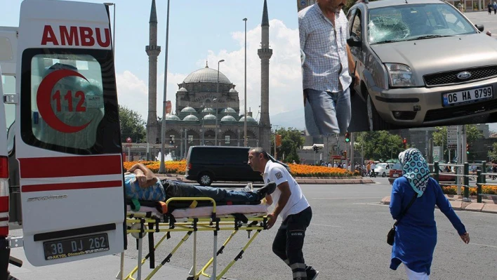 Karşıya geçmek isteyen genç araca çarptı