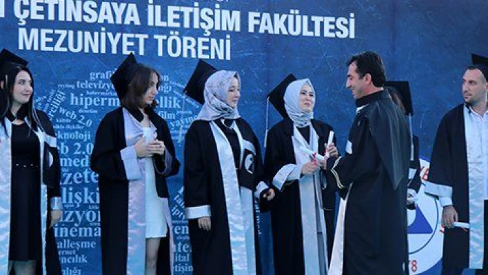 Erciyes Üniversitesi, İletişim Fakültesi'nde mezuniyet sevinci yaşandı