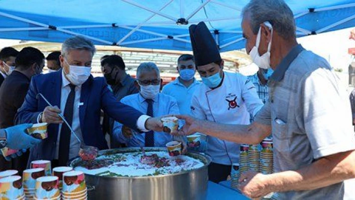 Melikgazi Belediyesi'nden vatandaşlara aşure ikramı