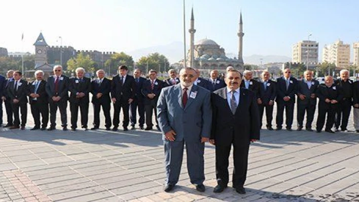 Muhtarlar Atatürk Anıtı'na çelenk bıraktı 