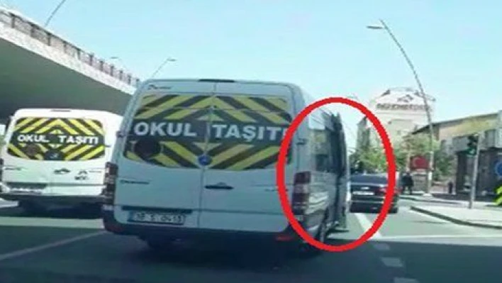 Öğrenci servisi trafikte kapısı açık şekilde ilerledi 