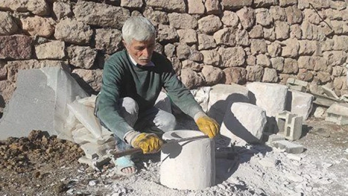 Yoğurt taşı yaparak geçimini sağlıyor