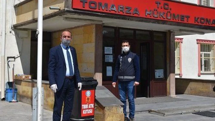 Kullanılmış maske ve eldivenler tıbbi atık kutularına atılıyor