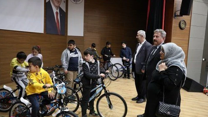 Melikgazi'den yetim çocuklara bisiklet hediyesi