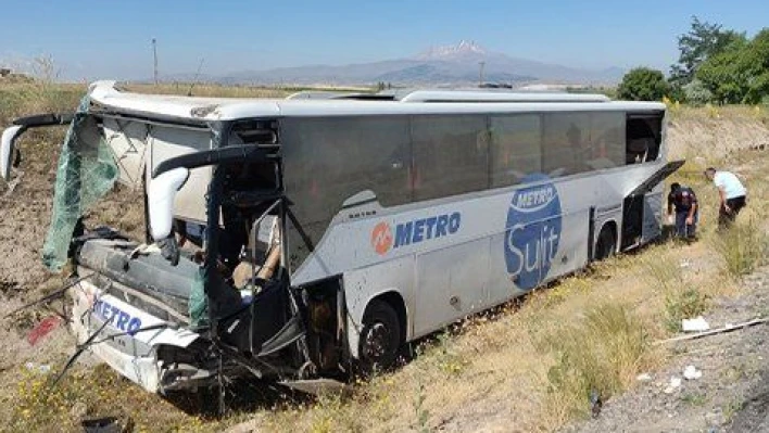 Yolcu otobüsü yoldan çıktı: 1 'i ağır 17 yaralı