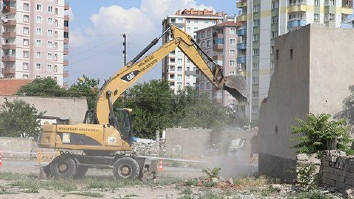 Battalgazi'de 23 blok, 1000 dairelik 2. etap için ilk yıkım başladı