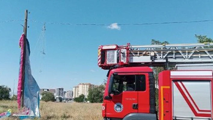 Pisti pas geçti, elektrik direğinde asılı kaldı