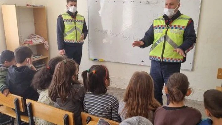 Jandarma ekipleri çocukların yüzünü güldürdü