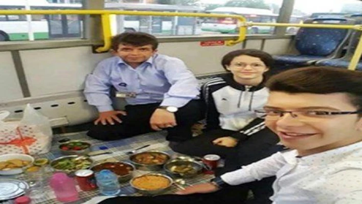 Otobüs sürücüleri ailesiyle otobüslerde iftar etti