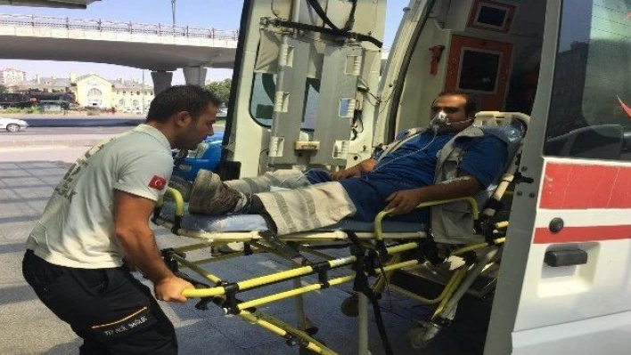 Yılanın ısırdığı işçi ambulansla hastaneye kaldırıldı