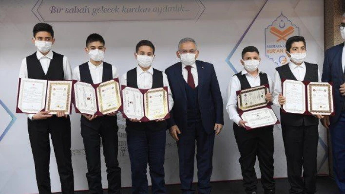 Başkan Büyükkılıç'tan Kuran-I Kerim'i hıfzeden öğrencilere hediye