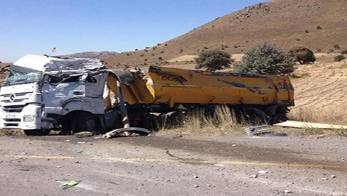 Direksiyon hakimiyeti kaybolan kamyon devrildi: 2 yaralı