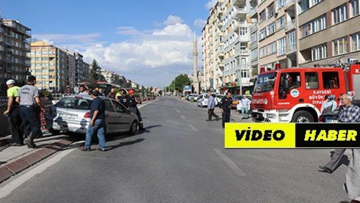 Bariyerlere asılı kalan otomobili itfaiye ekipleri kurtardı