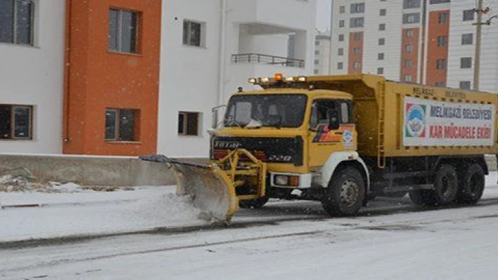 Melikgazi 3 vardiya halinde, 122 araç ve 278 çalışan ile karla mücadele ediyor 