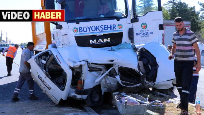 Hafriyat kamyonu otomobili biçti: 1 ölü