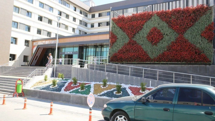  Melikgazi Belediyesi'nden duvarlara çiçek panosu