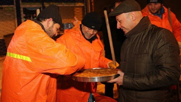 Çolakbayrakdar'dan işçilere ikram