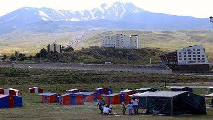 Sıcaktan bunalanlar Erciyes Dağı'ndaki kampta kalıyor