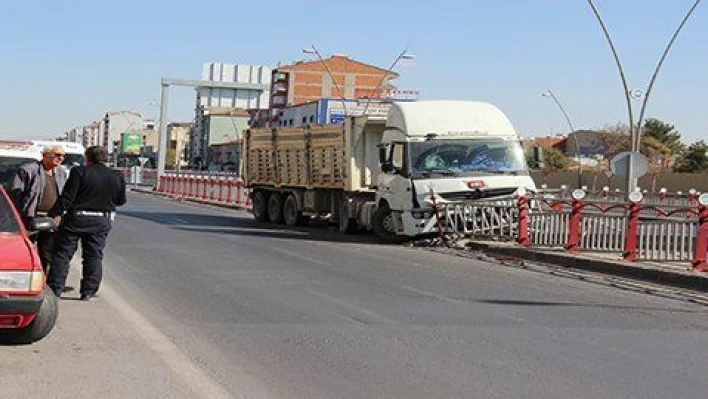 Sürücüsünün direksiyon hakimiyetini kaybettiği tır bariyerlere çarptı 