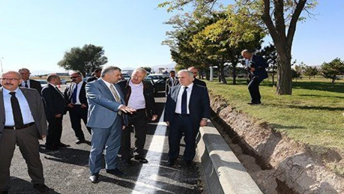 Vali Kamçı ve Başkan Çelik, Büyükşehir Belediyesi'nin şehrin batı girişinde yaptığı yolu inceledi