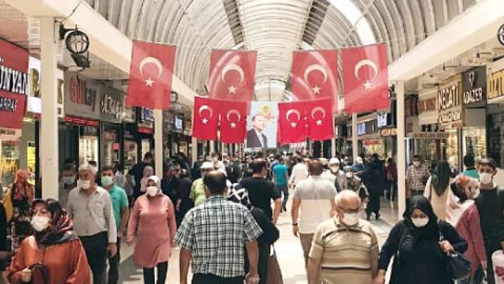 Alışveriş yoğunluğunda sosyal mesafeyi unuttular