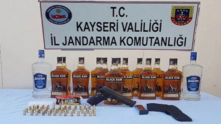 Kaçak içki operasyonunda gözaltına alınan kadının üzerinden silah çıktı 