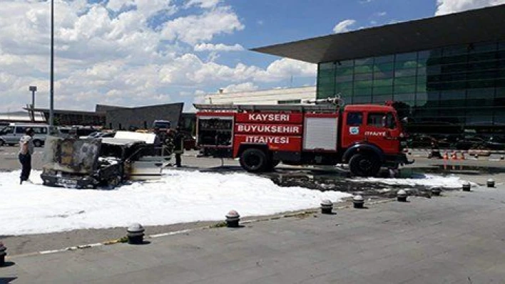 Otobüs terminalinde park halindeki otomobil yandı