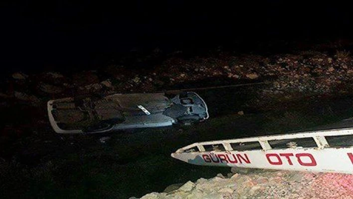 Sivas'ta otomobil uçuruma yuvarlandı: 3 yaralı