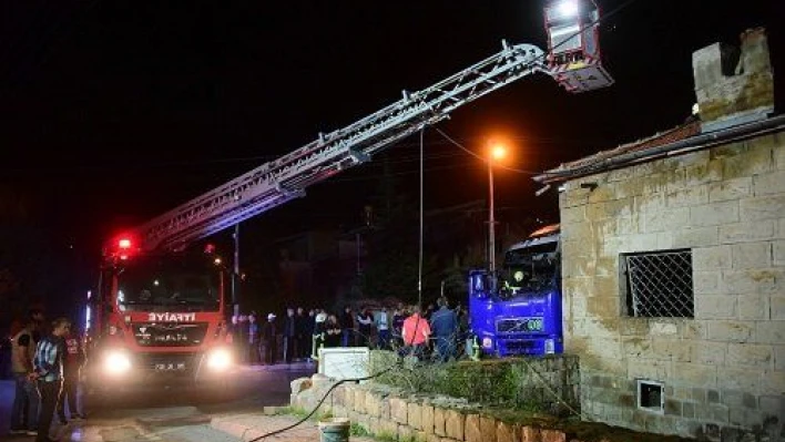 Kayseri'de park halindeki tır yandı, alevler eve de sıçradı