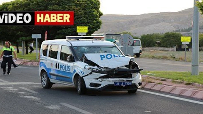 Polis otosu halk otobüsüne çarptı: 2 polis yaralı