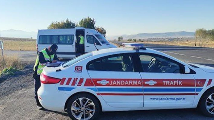 Jandarma ekipleri öğrenci servis araçlarını denetledi