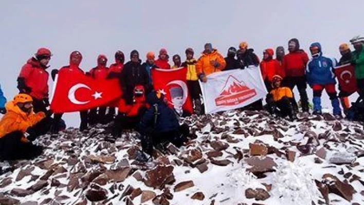 Dağcılar 29 Ekim Cumhuriyet Bayramı için tırmandı