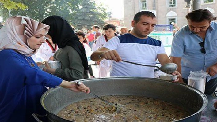 Ülkü Ocakları 4 bin kap aşure dağıttı