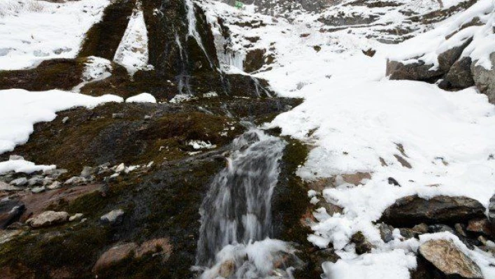 Derebağ Şelalesi'nde 'kış' güzelliği