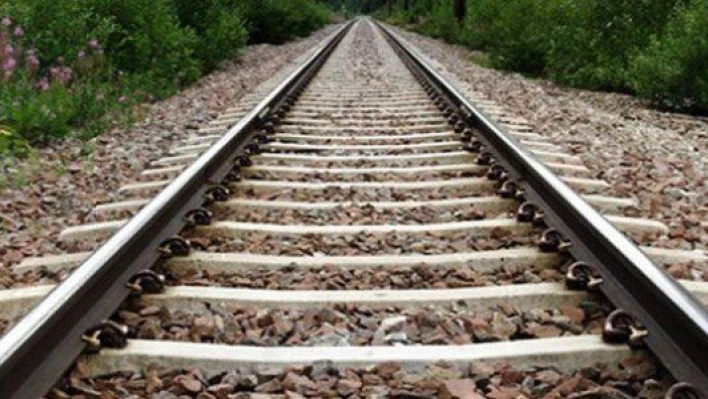 Lokomotif tren raylarında oturan gençlere çarptı: 1 ölü, 1 yaralı