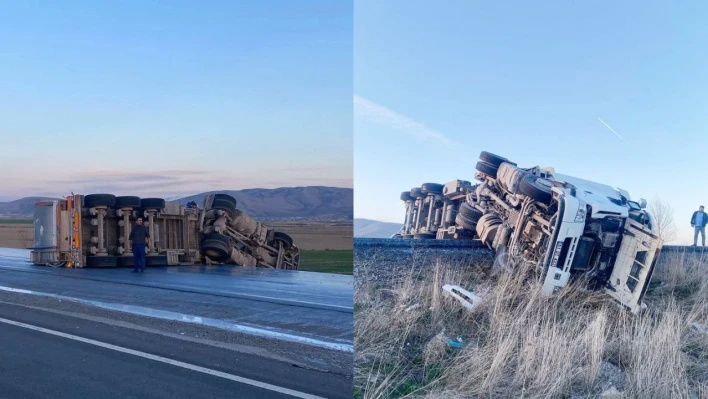 Kayseri-Malatya karayolunda tır devrildi