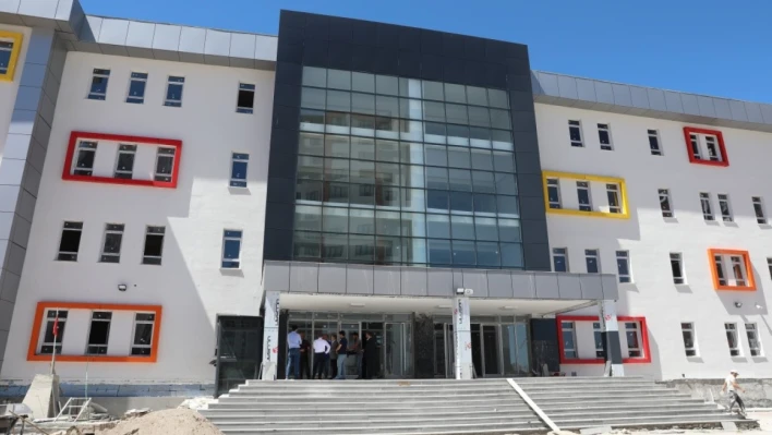 Kayseri'ye Yeni Okullar: Başkan Çolakbayrakdar Eğitim Yatırımlarını Değerlendirdi!