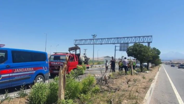 Kayseri'de trafik kazası oldu - Olay yerine gelen kişinin yaptığına bakın!