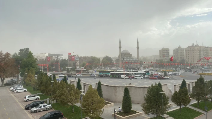 Meydan tozla kaplandı