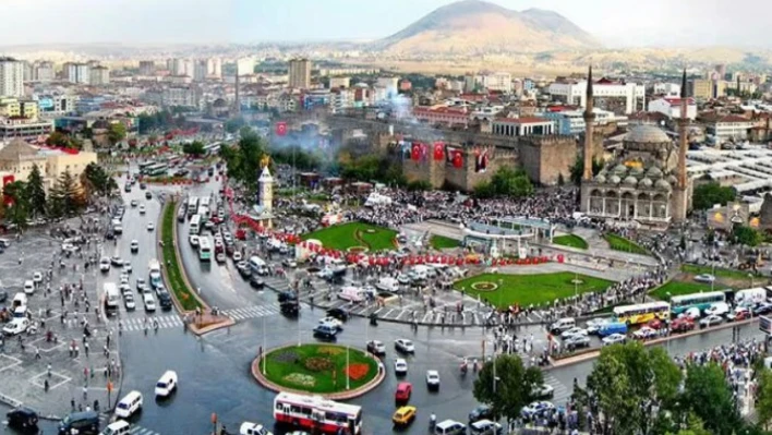 Meydandaki Atatürk heykeli için binlerce kişi yarışmıştı!- Bakın kazanan kim oldu