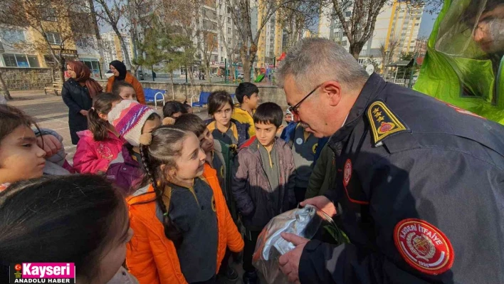 Öğrenciler itfaiyeyi çok sevdi