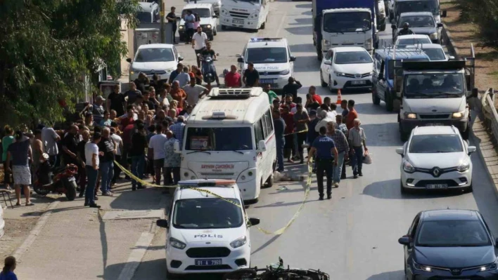 Motosiklet sürücüsü önce yayaya sonra minibüse çarptı: 1 ölü, 1 yaralı