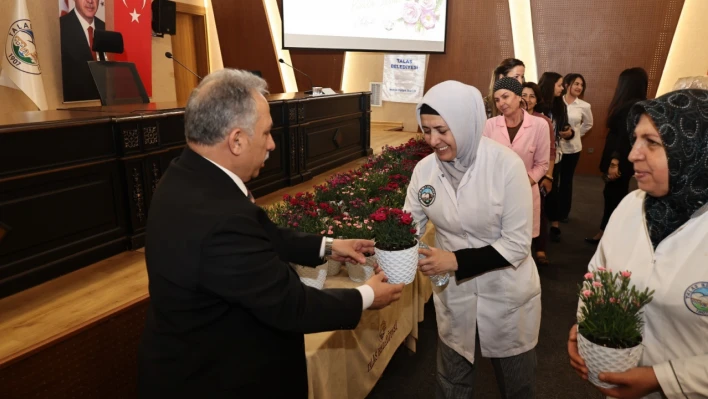 Mustafa Yalçın çiçeklerle kutladı!