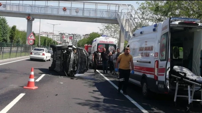 Nevşehir'de otomobil yol ortasına yan yattı
