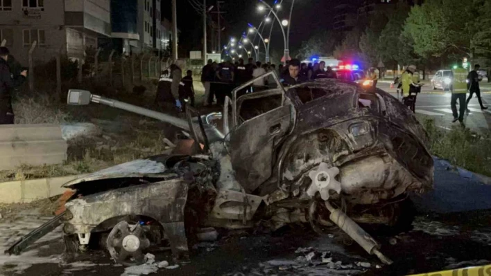 Niğde'de otomobil yayaya çarptıktan sonra yandı: 3 ölü