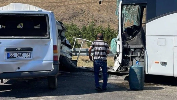 Niğde'de yolcu otobüsü minibüsle çarpıştı: 1 ölü, 7 yaralı